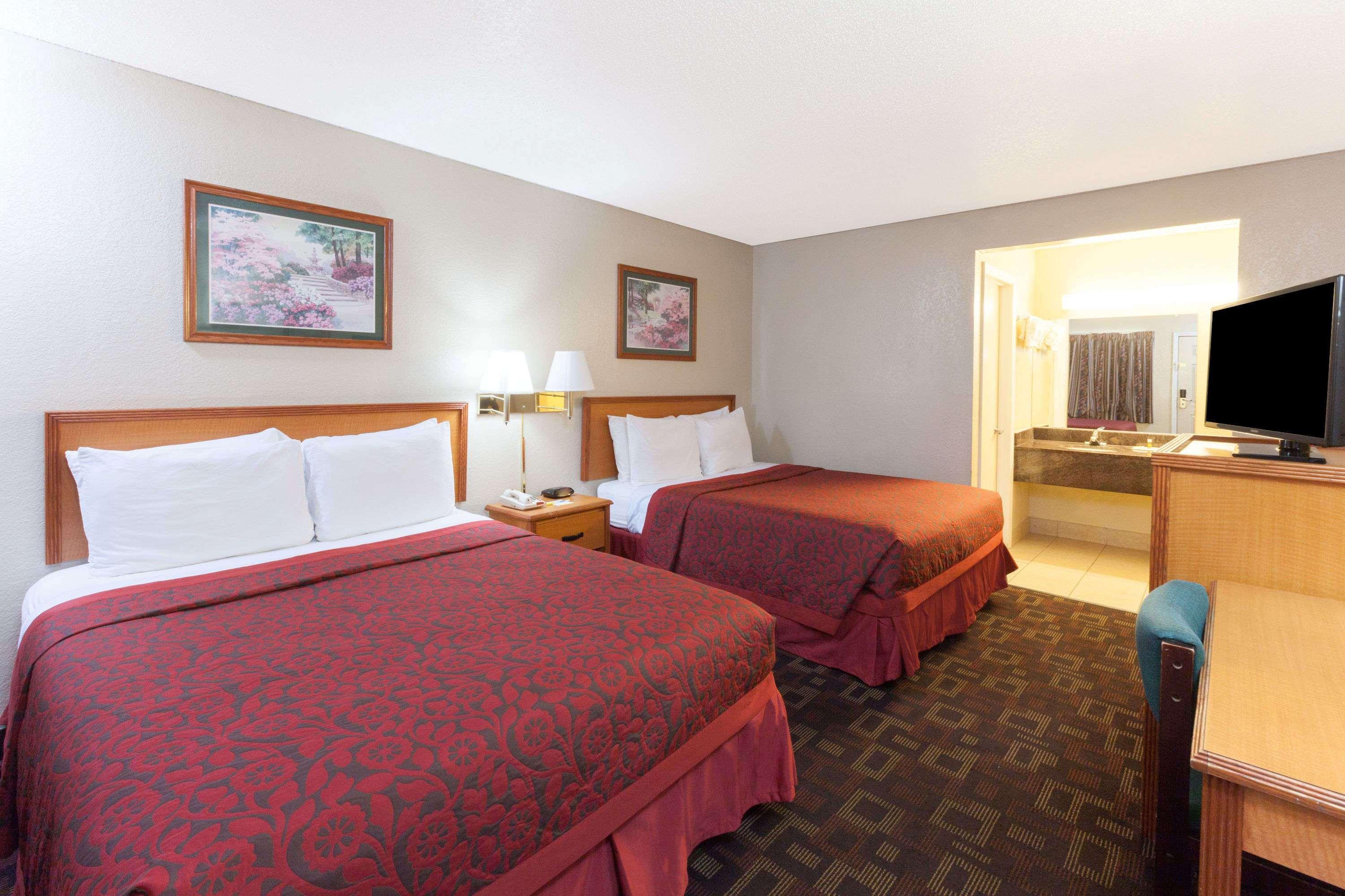 Days By Wyndham Fairground Hotel